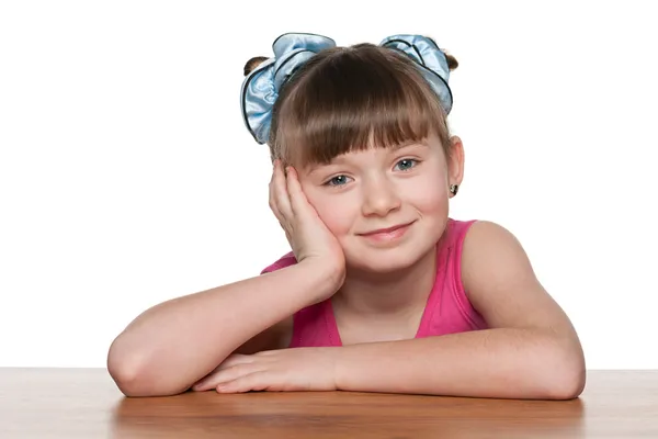 Nachdenkliches kleines Mädchen am Schreibtisch — Stockfoto