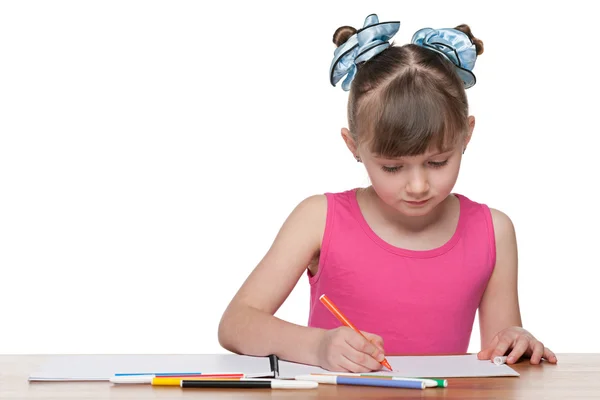 Mooie schoolmeisje aan de balie — Stockfoto