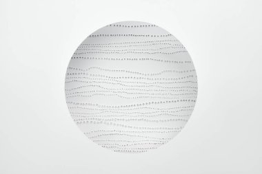 Beyaz kağıt arka plan. Yuvarlak delik ve altında nokta deseni.