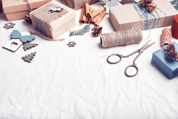 Різдвяні Подарунки Білій Збитій Тканині Екологічна Упаковка Нульові Відпустки — стокове фото
