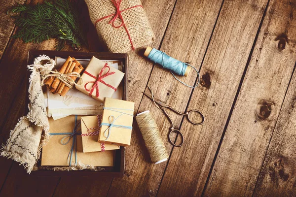 木製のテーブルの上にギフトボックスとクリスマス 新年の組成物 冬休みの準備 — ストック写真