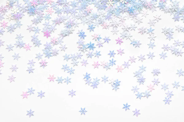 Confetti Glanzende Kerst Sneeuwvlokken Een Witte Achtergrond — Stockfoto