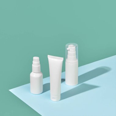 Mavi arka planda üç kozmetik ürünü