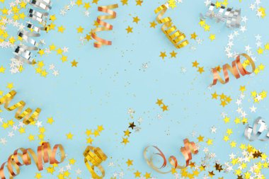 Yeni yıl, Noel ya da doğum günü geçmişi. Dağınık tatil konfetileri, flamalar, yıldızlar ve parıltılar..