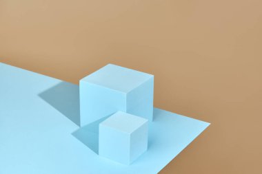 Mavi ve bej arka planda iki podyum. Ürün gösterimi için arkaplan.