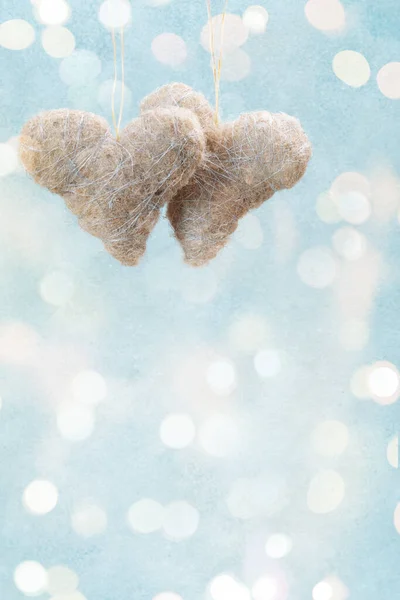 Zwei Hängende Herzförmige Ornamente Aus Hanffaser Hintergrund Für Weihnachten Und — Stockfoto