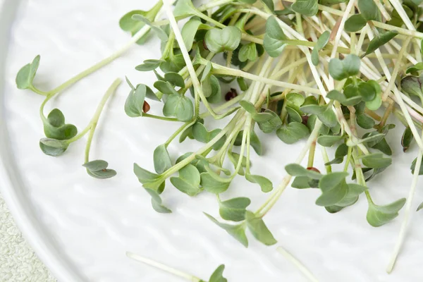 Świeże Mikrowarzywa Kawałki Brokułów Białej Tabliczce Zdrowa Żywność — Zdjęcie stockowe