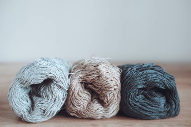 Farklı renklerde üç tutam pamuk ipliği. Şırınga ve örgü örmek için iplik..