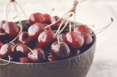 Bir kase dolusu olgun kırmızı kiraz..