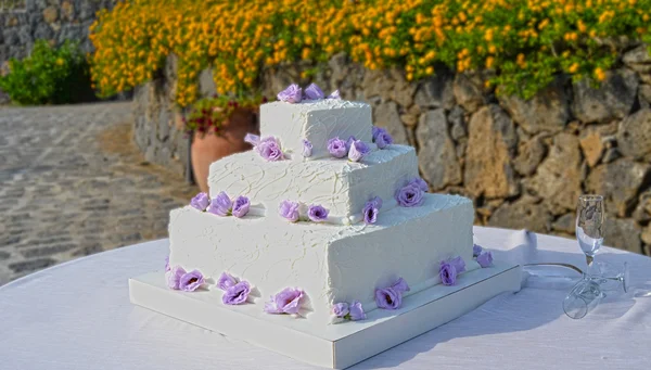 장미가 달린 결혼 케이크 — 스톡 사진