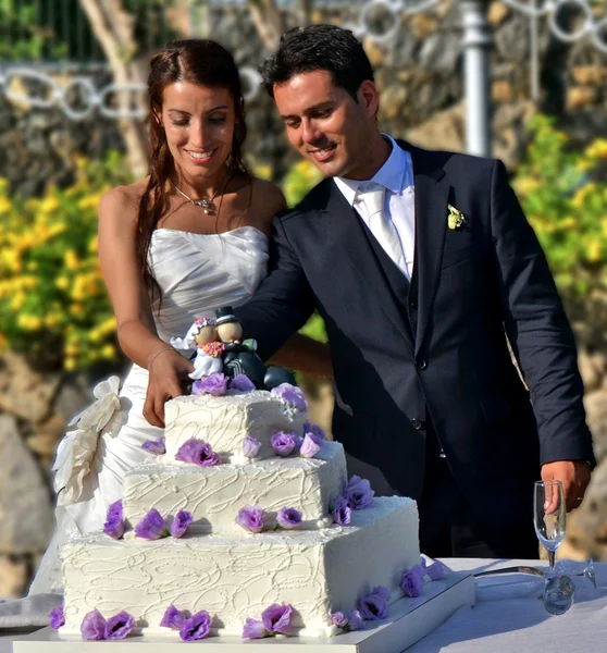 Couper le gâteau de mariage — Photo