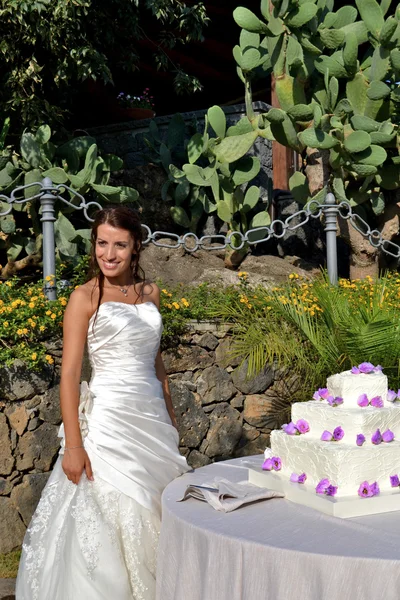 Smiling bride — Stock Photo, Image