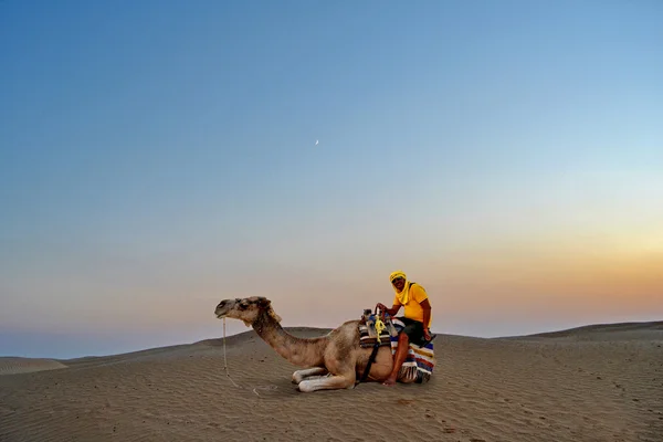 Homem em camelo no deserto do Saara — Fotografia de Stock