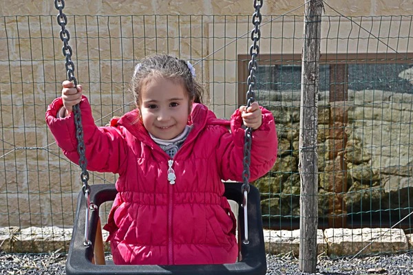 Schöne Mädchen spielt — Stockfoto