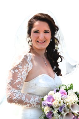 Gelin gülümseyen