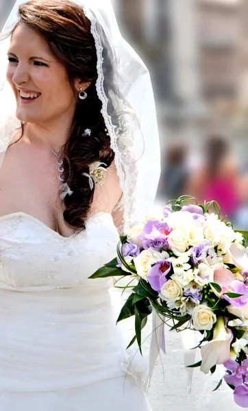 Noiva sorridente com buquê colorido — Fotografia de Stock