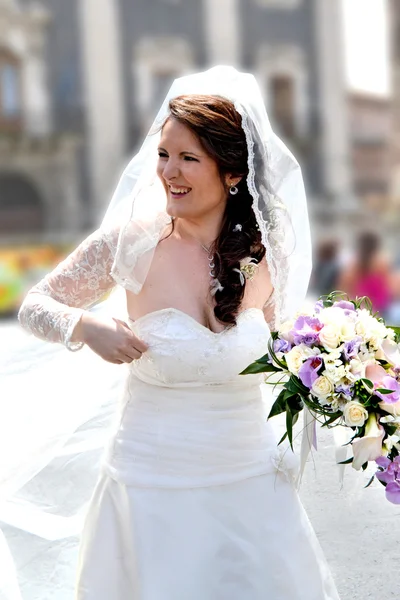 Lachende bruid met kleurrijke boeket — Stockfoto