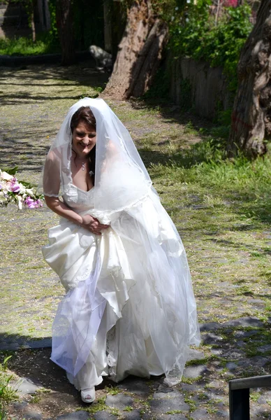 Sposa cammina felice — Foto Stock