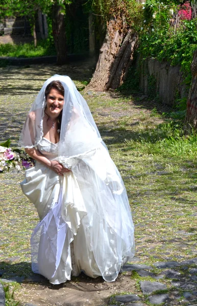 Sposa cammina felice — Foto Stock