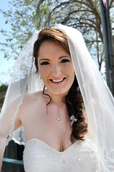 Retrato de la novia feliz en el día de su boda — Foto de Stock