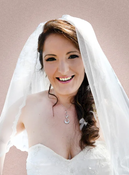 Retrato de la novia feliz en el día de su boda — Foto de Stock