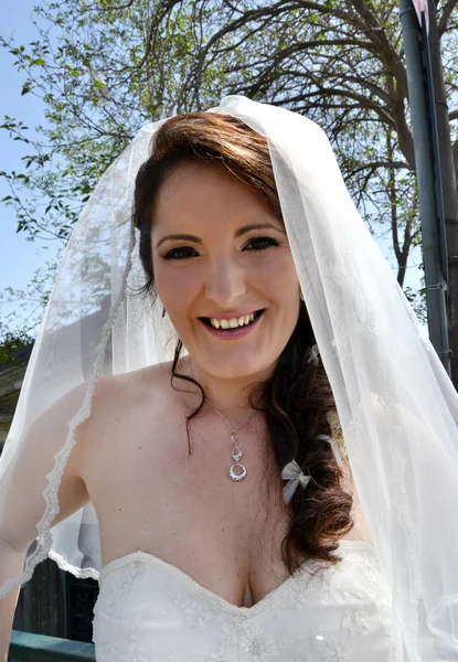 Retrato de la novia feliz en el día de su boda — Foto de Stock