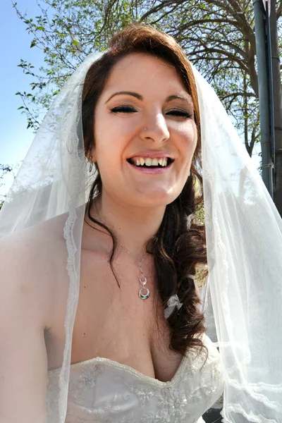 Portrét šťastnou nevěstu — Stock fotografie
