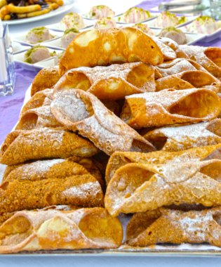 Cannoli, tipik Sicilya tatlı