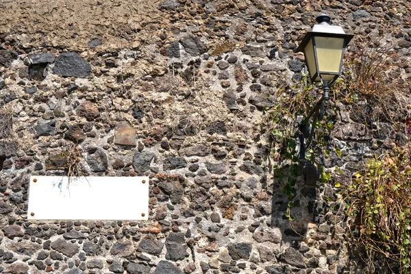 Antigua pared de piedra con lámpara — Foto de Stock