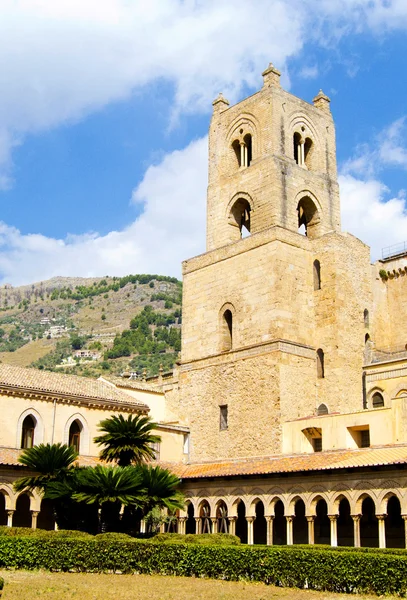 Cloister of the Cathedral of Monreale — Stock Photo, Image