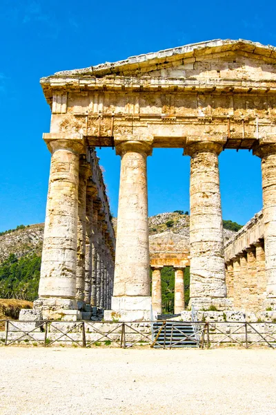 Antiguo templo de Segesta en el valle — Foto de Stock