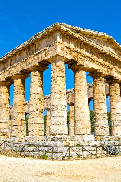 Templo antigo de Segesta no vale — Fotografia de Stock