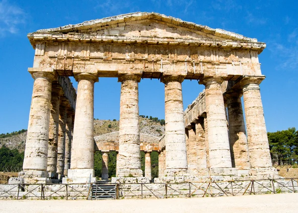 Antiguo templo de Segesta en el valle — Foto de Stock