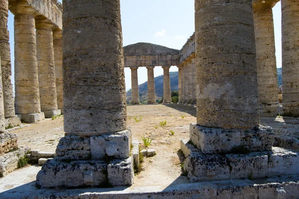 Ancient temple of Segesta in the valley — Stock Photo, Image