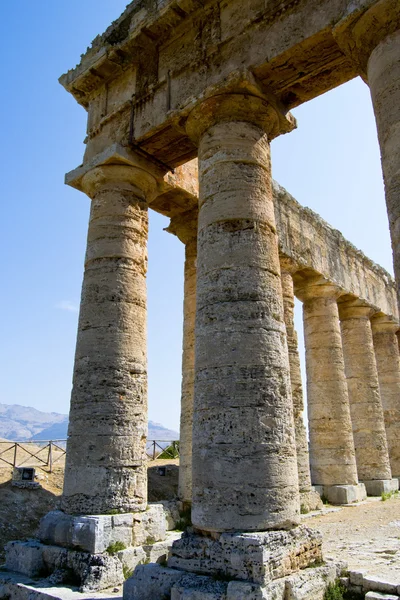 Starověký chrám segesta v údolí — Stock fotografie