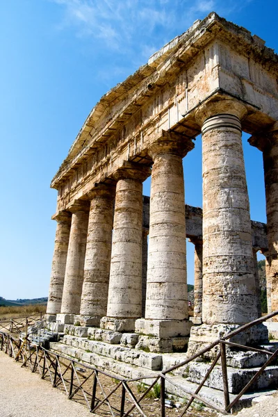 Starověký chrám segesta v údolí — Stock fotografie