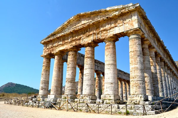 Templo antigo de Segesta no vale — Fotografia de Stock
