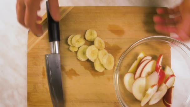 Les Mains Des Femmes Mettent Une Banane Tranchée Planche Cuisine — Video