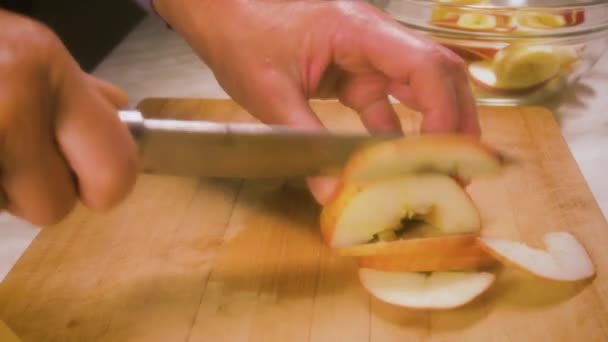 Γυναικεία Χέρια Κόβουν Ένα Ζουμερό Μήλο Ένα Μαχαίρι Στον Πίνακα — Αρχείο Βίντεο