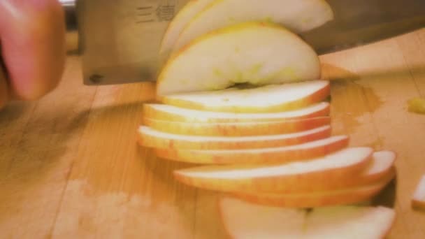 女性の手はキッチンボード上のナイフでジューシーなリンゴをスライス — ストック動画