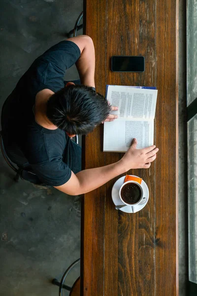 Könyv olvasása kávézás közben — Stock Fotó