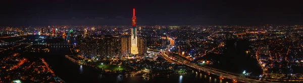 Foto panorámica de la vista del dron del horizonte de la ciudad de Ho Chi Minh por la noche — Foto de Stock