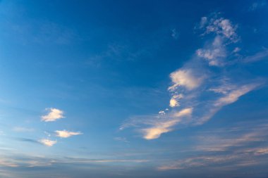 Gökyüzünde turuncu bulutlarla inanılmaz bir gün batımı.