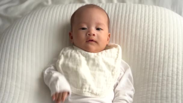 Recém-nascido criança asiática na almofada branca conversando com sua mãe — Vídeo de Stock