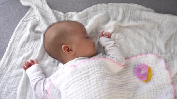 Footage bayi manis tidur dengan dot di sisinya — Stok Video