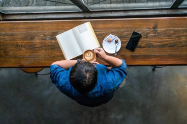 Yeni günün tadını çıkar ve kahve iç.