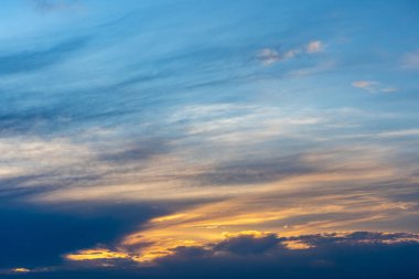 Altın saatinde turuncu gökyüzü ve güzel bulutlar.