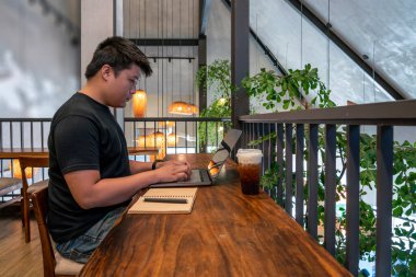 Dizüstü bilgisayarda çalışan Asyalı serbest yazar