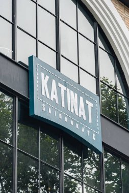 Saigon, Vietnam - 7 Ekim 2021: Vietnam 'ın popüler kahve zincirlerinden biri olan Katinat kahve dükkanının dikey fotoğrafı