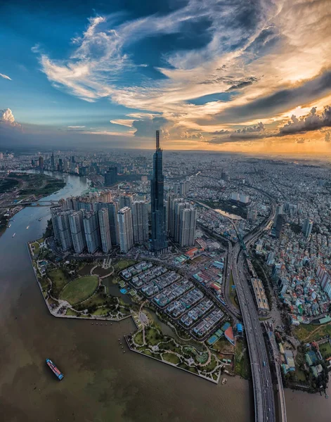 Gün batımında Ho Chi Minh şehrinin dikey fotoğrafı — Stok fotoğraf